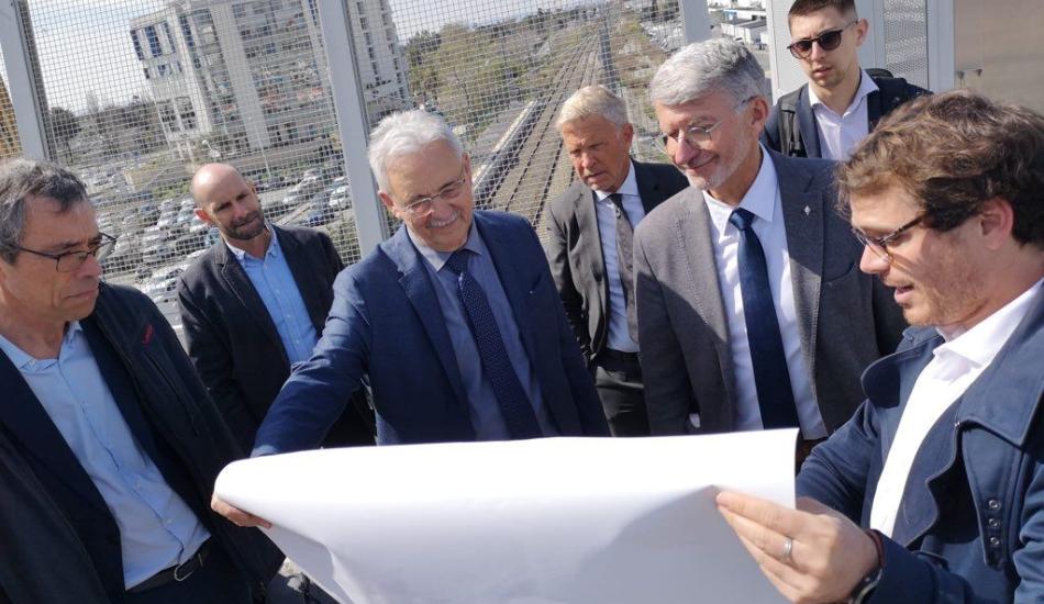 Les élus regardant un plan
