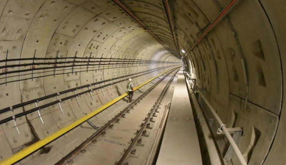 Vue de l'intérieur d'un tunnel ferroviaire en construction