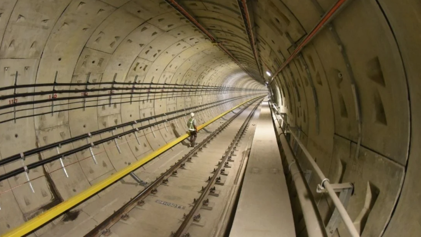 Vue de l'intérieur d'un tunnel ferroviaire en construction